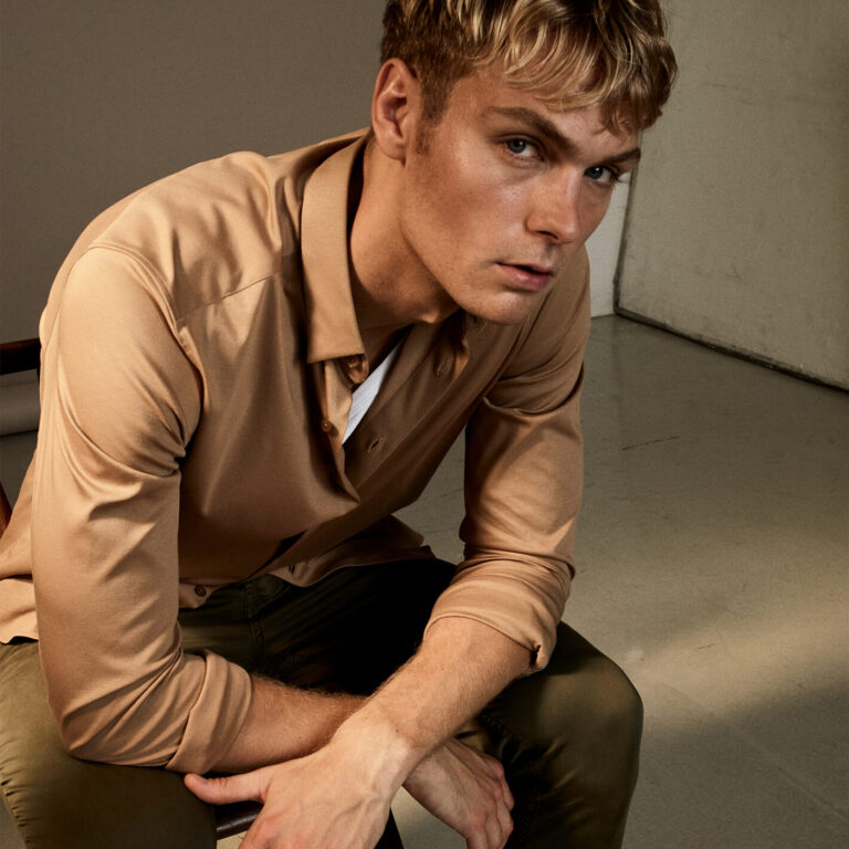 The fashion brand MOS MOSH now launches their new men’s line MOS MOSH Gallery by introducing shirts and tees for modern men on the go. Their spring collection 2021 is available now and these well-tailored styles have the added value of the Stays Fresh technologies Polygiene OdorCrunch and BioStatic. By taking the functionalities that work well in athletic wear and mix it with fashion, the result is a shirt without odor that stays fresh even after a long day at work.